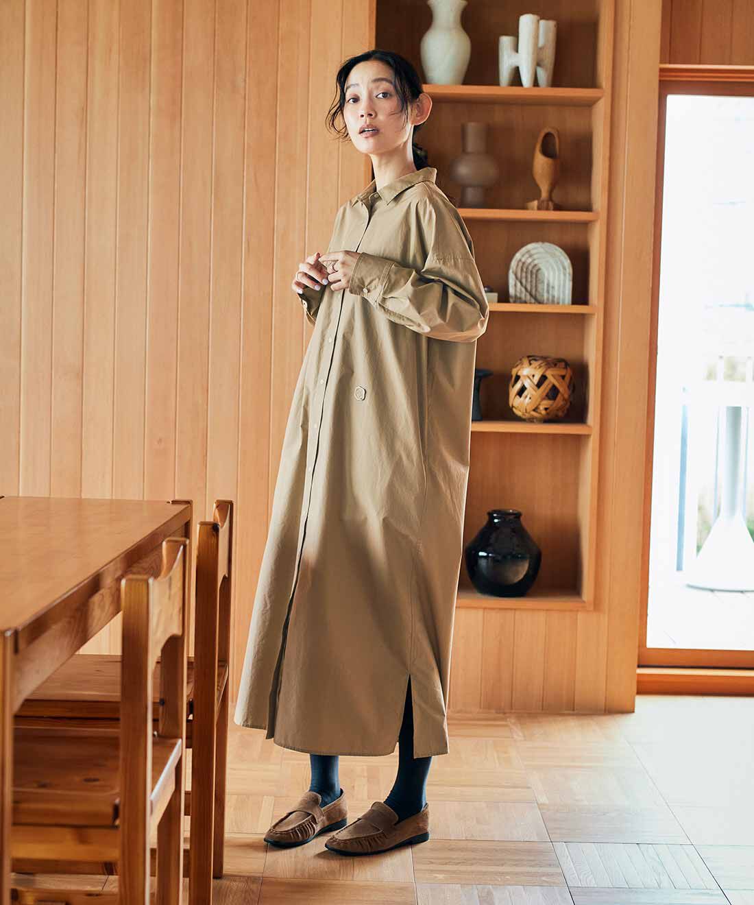 and myera | 封蝋ワッペンシャツワンピース〈ベージュ〉