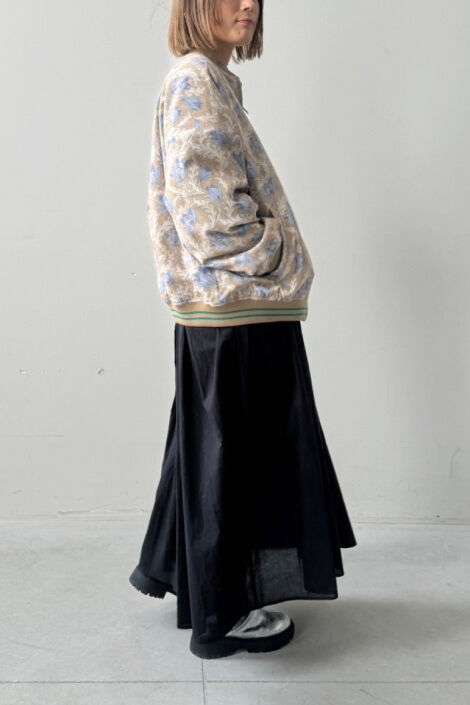 MEDE19F|【ミュルーズ染織美術館】リバーシブル中わたブルゾン〈ベージュ&times;ネイビー〉と【MADE IN INDIA COLLECTION】モチーフ刺しゅうコットンワンピース〈ブラック〉のコーディネート|モデル身長：160cm　着用サイズ：M