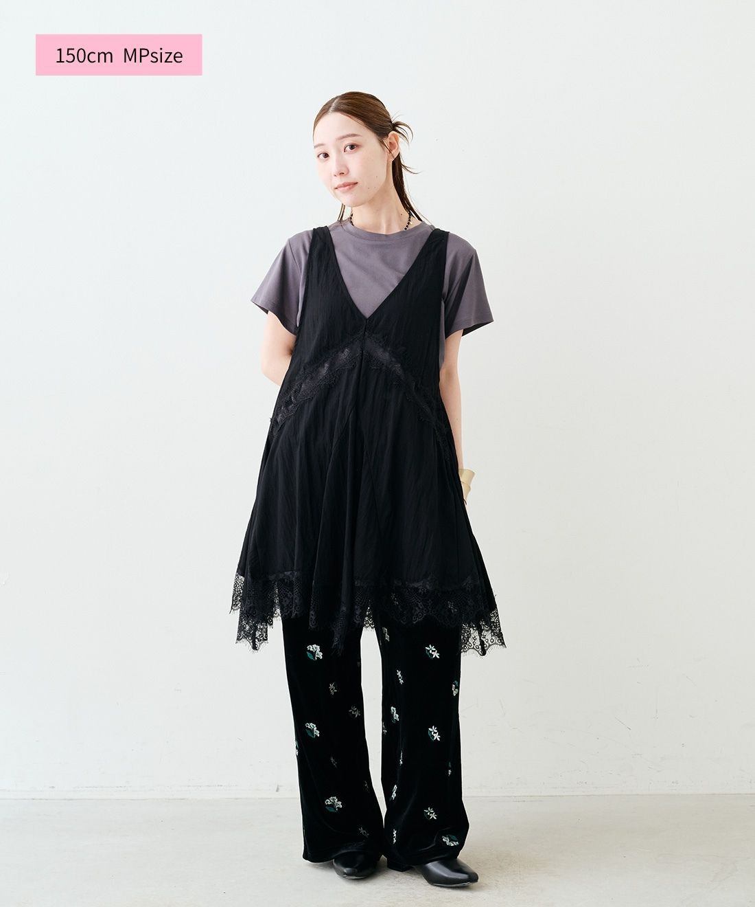 MEDE19F|レース遣いチュニック〈ブラック〉と汗じみ軽減＆接触冷感 大人感こなれTシャツと刺繍遣いベロアパンツ〈ブラック〉のコーディネート|150cm　tunic：MP　tops：M　pants：MP