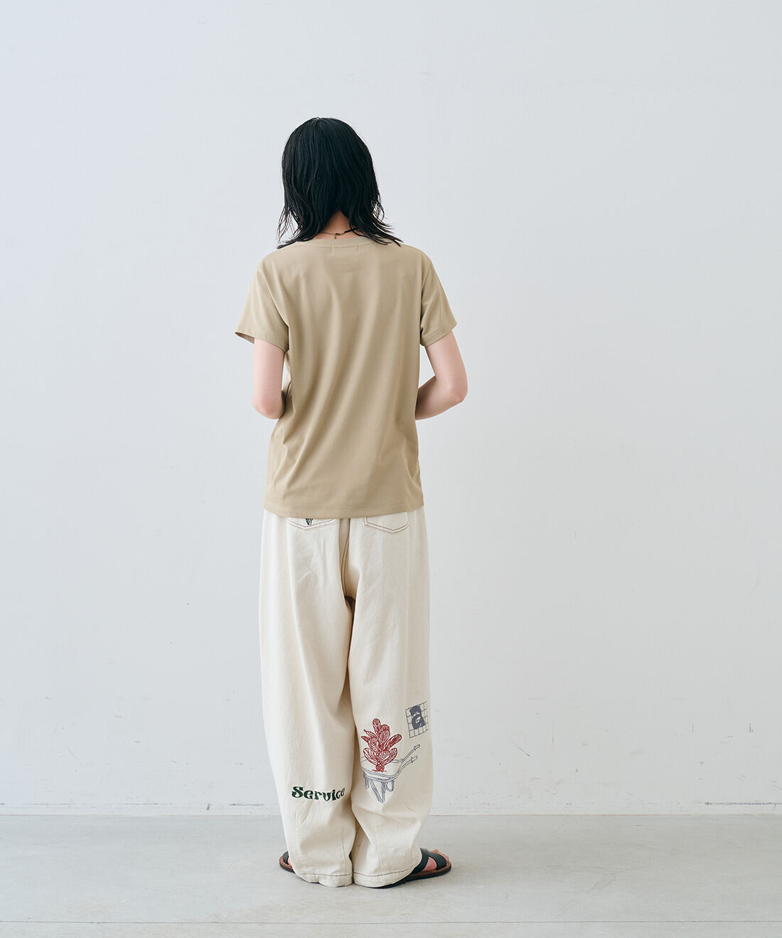 MEDE19F|汗じみ軽減＆接触冷感 大人感こなれTシャツとアート刺繍をほどこした ワイドパンツ〈生成り〉とヴィンテージハートモチーフベルベットリボンチョーカーとEDER SHOES 1542 NERO / 13のコーディネート