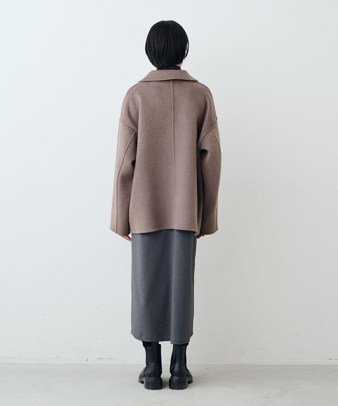 THREE FIFTY STANDARD|ウール混 リバーPコート 〈モカブラウン〉とウールライクなVネック ジャンパースカート〈杢グレー〉のコーディネート|モデル身長：163cm 着用サイズ：M