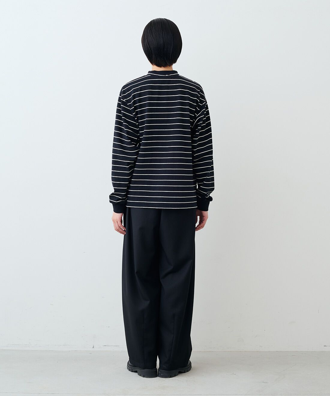 THREE FIFTY STANDARD|タック テーパードパンツ〈ブラック〉のコーディネート|モデル身長：163cm 着用サイズ：M