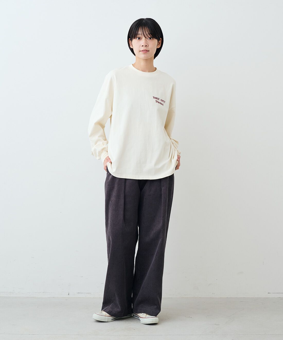 THREE FIFTY STANDARD|She Chimp さんのタイポグラフィー Tシャツ〈アイボリー〉のコーディネート|モデル身長：163cm 着用サイズ：M