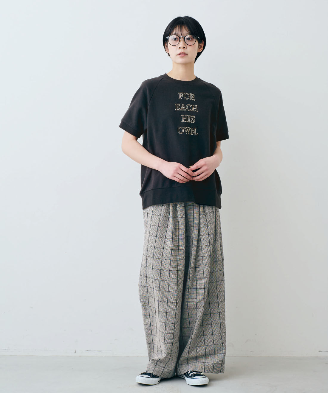 THREE FIFTY STANDARD|綿100％ 半袖 ミニ裏毛 ロゴトップス 〈ブラック〉と綿100％ モノトーンチェック ワイドパンツのコーディネート