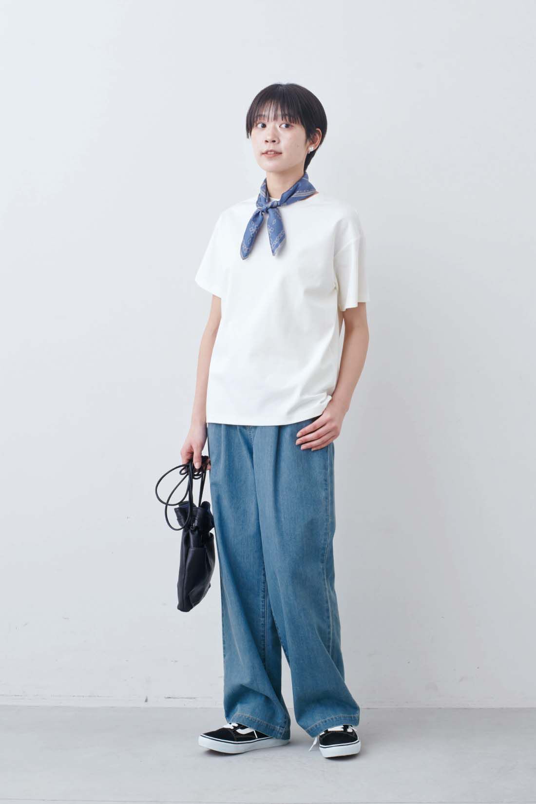 THREE FIFTY STANDARD|ライトデニムのタックワイドパンツのコーディネート