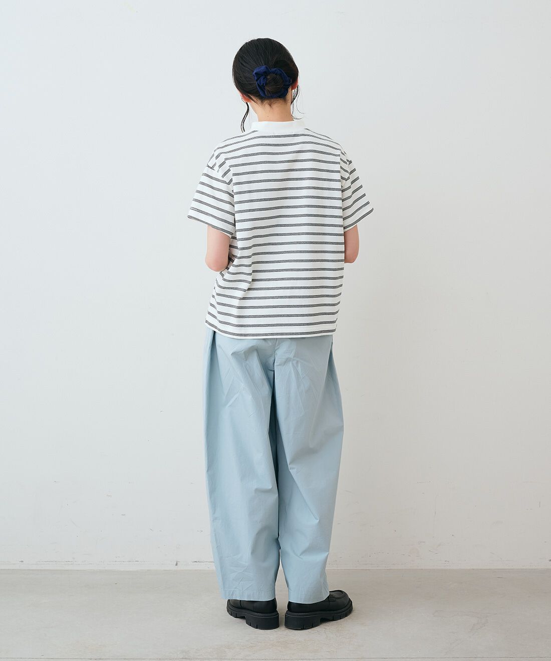 THREE FIFTY STANDARD|接触冷感コットンダンプの バルーンシルエットパンツ〈ライトブルー〉とレザーのワイド ボストンバッグ〈ブラック〉のコーディネート