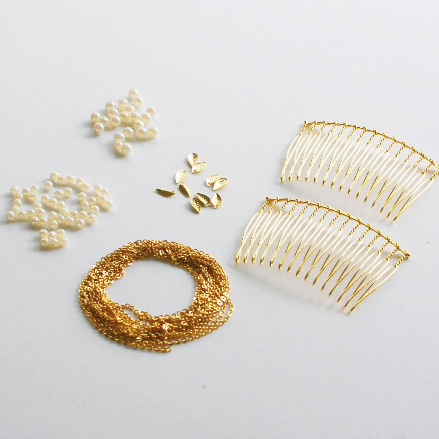 ミニツク特急便|華奢アクセサリーレッスンプログラム　追加購入用ネックレスチェーン・髪飾りベースセット|材料セット：プラスティックパール（3ｍｍ）５０個、（4ｍｍ）20個、ヘアコームベース２個、葉っぱパーツ１０個、チェーン（直径約1.6ｍｍ）約2ｍ