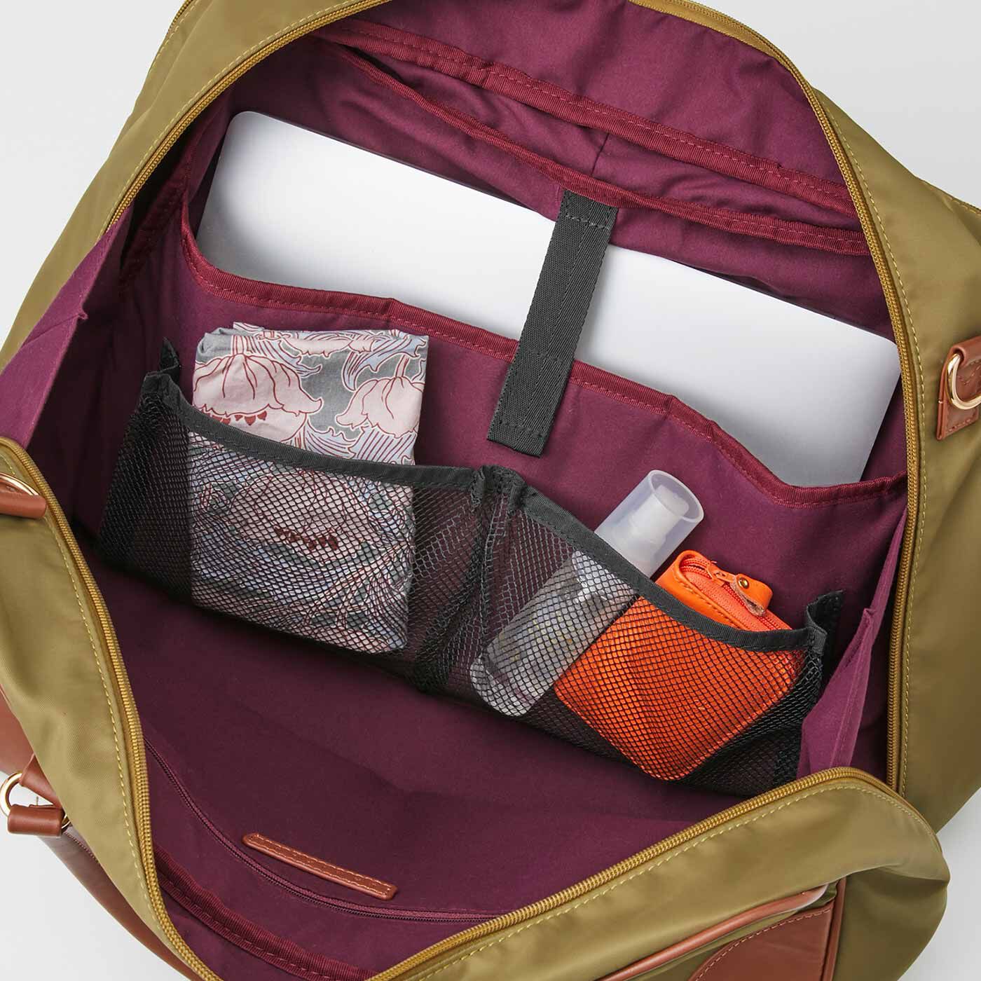フェリシモギフトショップ|ラミプリュス　きれいめ上品　ガバッと開いて一目瞭然！　180度オープン部屋が便利なトラベルボストンバッグ|大ポケットはパソコンも入れられるクッション入り。小ポケットは、中が見やすいメッシュタイプ。