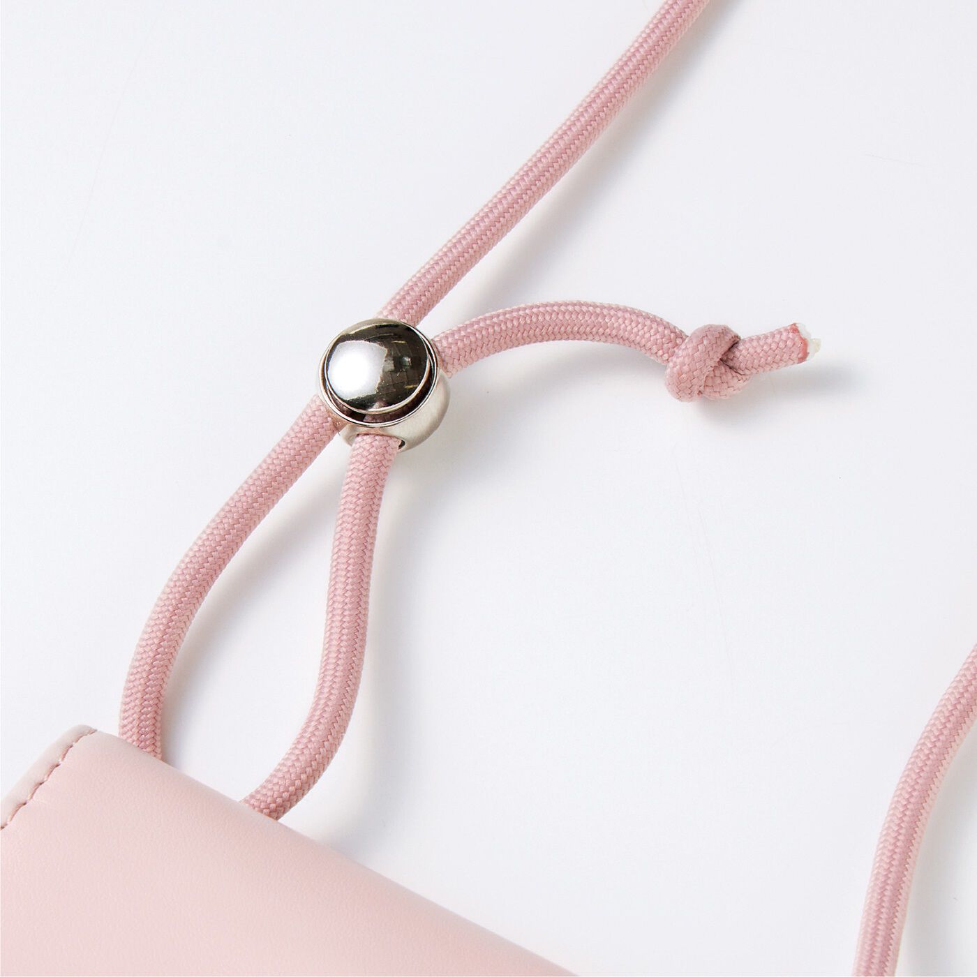 フェリシモギフトショップ|LITALICO&times;C.C.P　中がメッシュで取りだしやすいネックウォレット〈フレッシュブルー〉|ひもの長さが調整できて、斜めがけもOK。※画像のカラーはサクラベージュです。