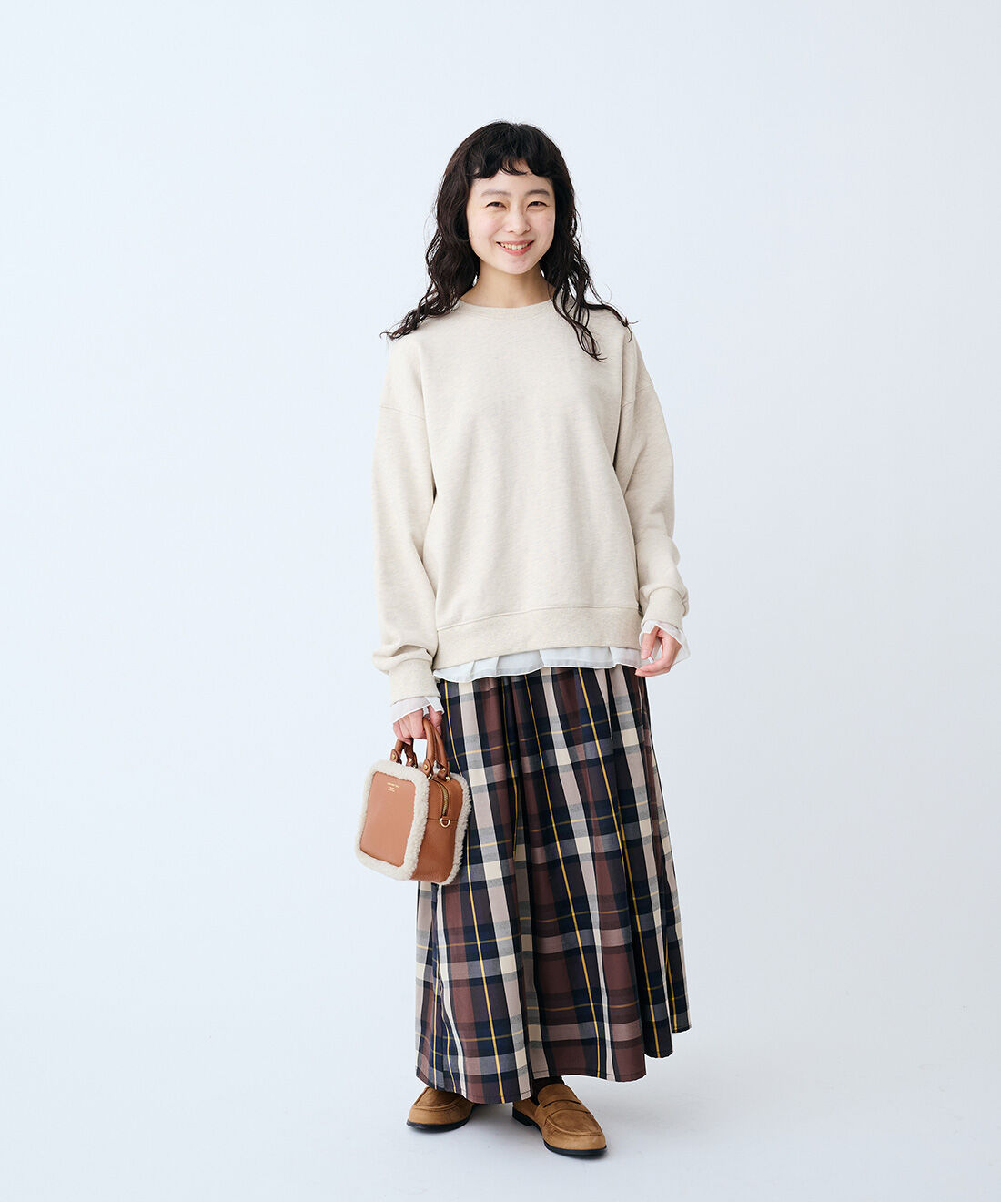 Live in  comfort|リブ イン コンフォート　栞里ちゃんとつくった 重ね着いらずでパッと華やか！ やわらか裏毛のレイヤード風トレーナー〈オートミール〉|モデル身長：162cm　着用サイズ：M