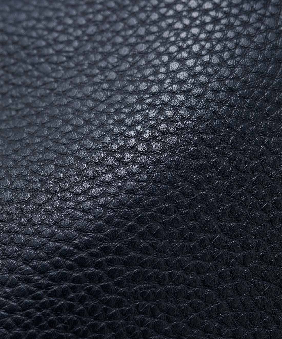 Live in  comfort|リブ イン コンフォート　がばっと開いて出し入れスムーズ 縦長設計で整理しやすい ラインテープ遣いの合皮ショルダーバッグ〈ブラック〉|しぼ感のある軽量合皮素材。品よく見えてデイリーに使いやすい。