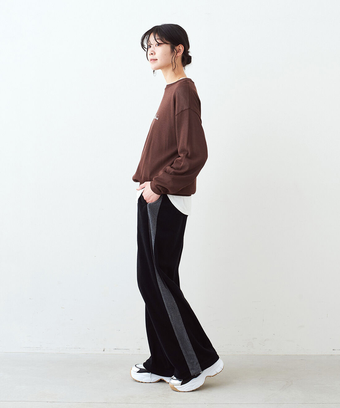 Live in  comfort|リブ イン コンフォート　Her smileプロジェクト 大人の抜け感をつくる すそドロスト付き抗菌防臭パイルパンツ|モデル身長：163cm　着用サイズ：11