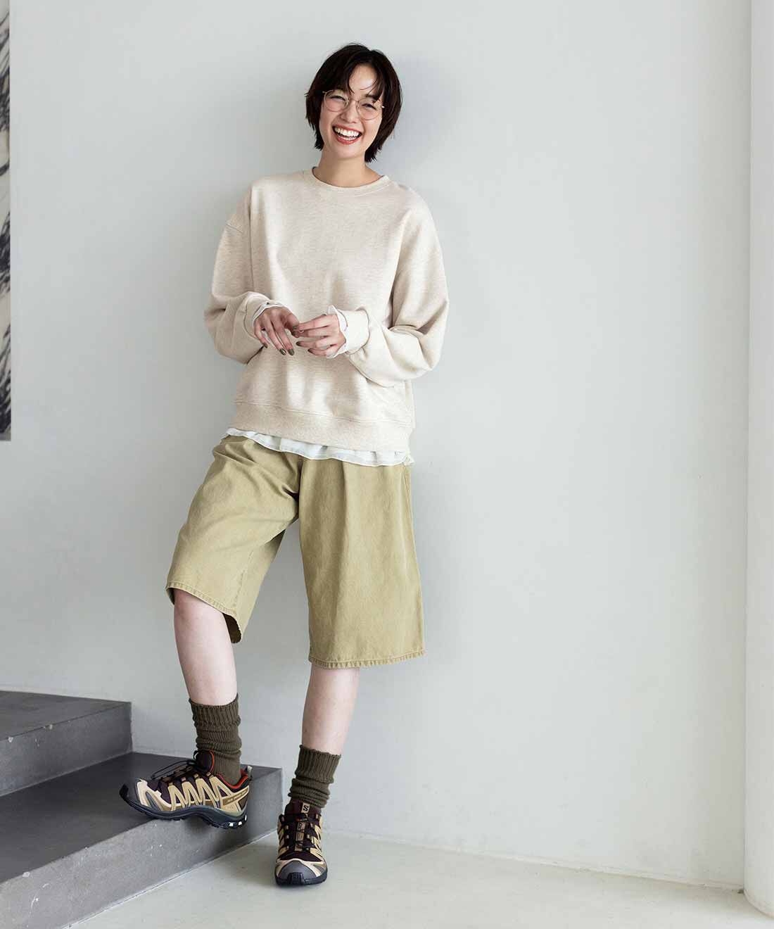 Live in  comfort|リブ イン コンフォート　栞里ちゃんとつくった 重ね着いらずでパッと華やか！ やわらか裏毛のレイヤード風トレーナー〈オートミール〉